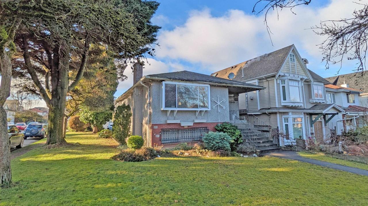 4793 Commercial St, Vancouver, BC V5N 4G8
