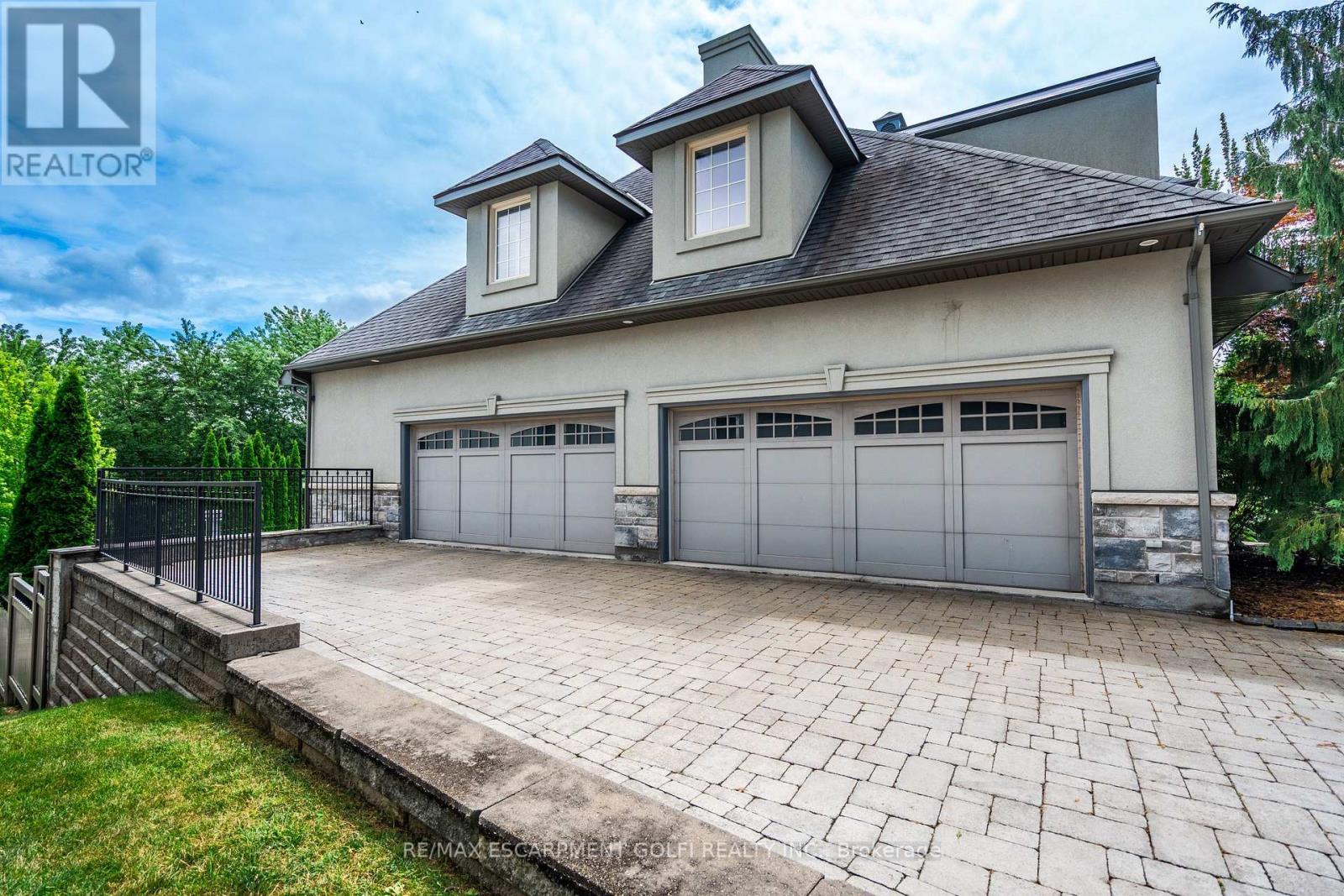 3542 MATTHEWS DRIVE Niagara Falls (Mt. Carmel), Ontario L2H2Z1