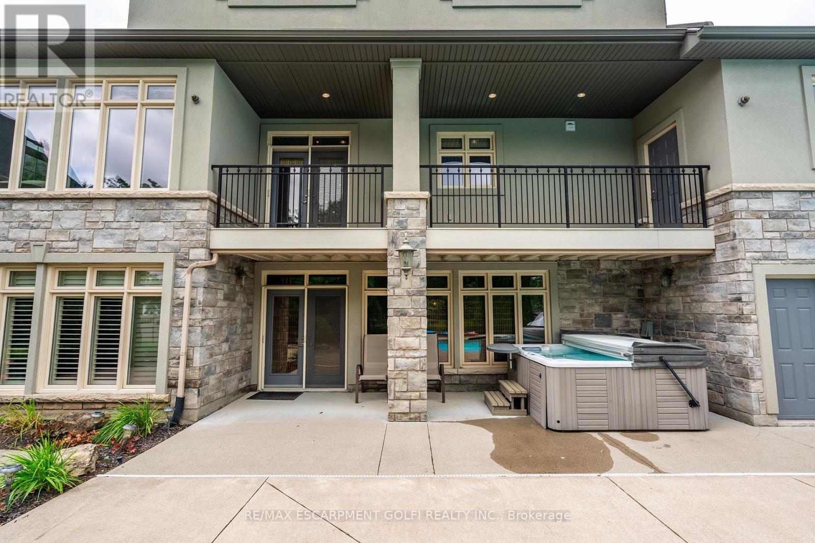 3542 MATTHEWS DRIVE Niagara Falls (Mt. Carmel), Ontario L2H2Z1