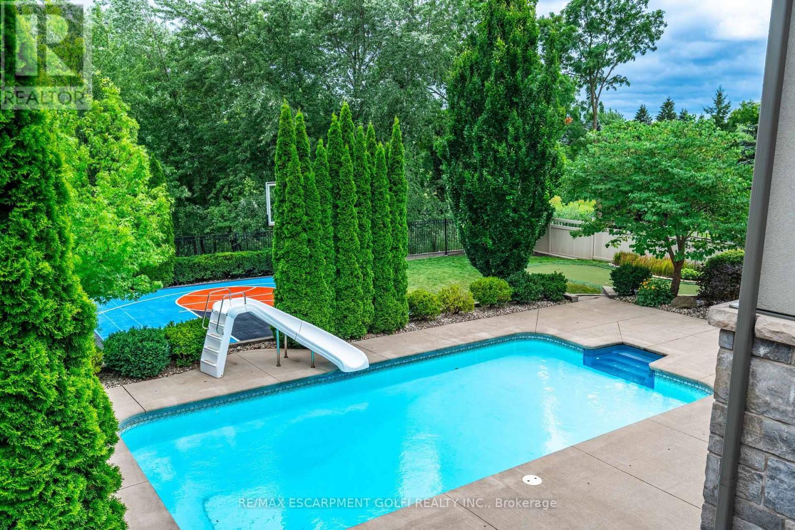 3542 MATTHEWS DRIVE Niagara Falls (Mt. Carmel), Ontario L2H2Z1