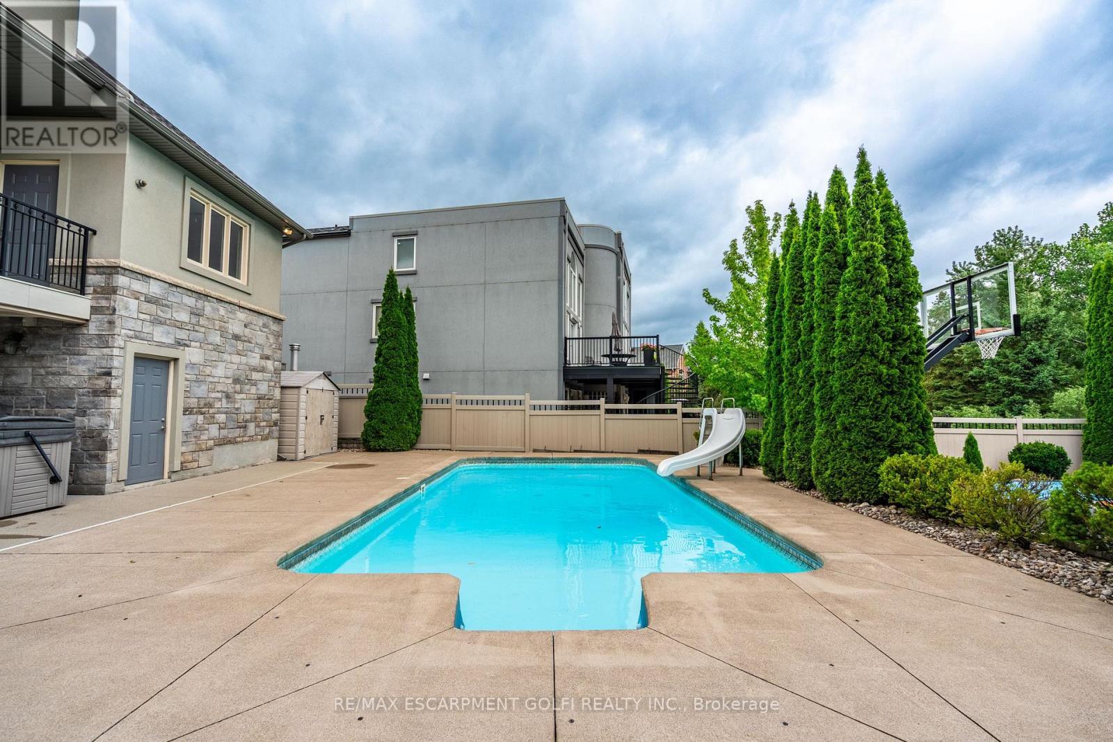 3542 MATTHEWS DRIVE Niagara Falls (Mt. Carmel), Ontario L2H2Z1