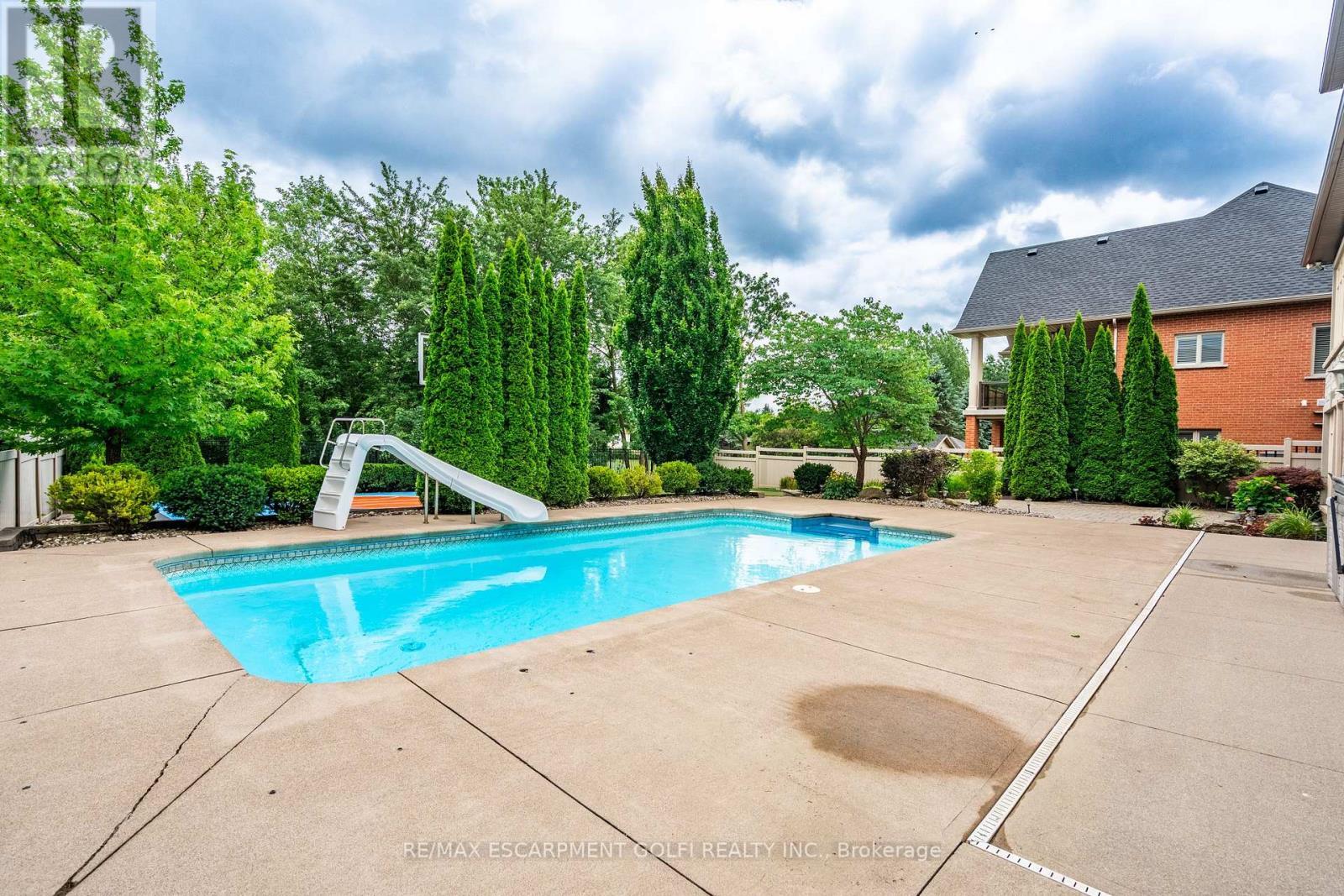 3542 MATTHEWS DRIVE Niagara Falls (Mt. Carmel), Ontario L2H2Z1