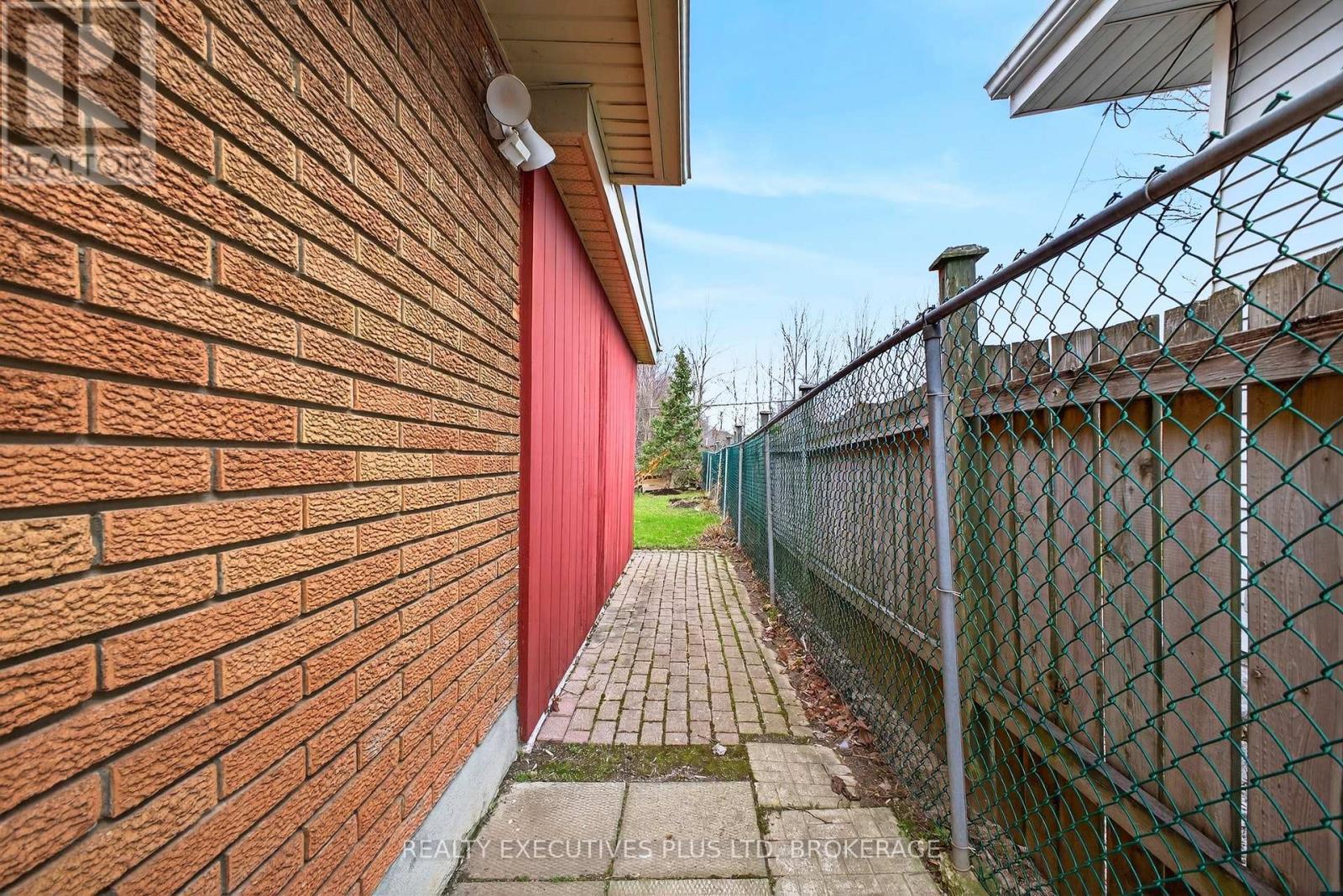 6465 WENDY DRIVE Niagara Falls (Oldfield), Ontario L2G3H7