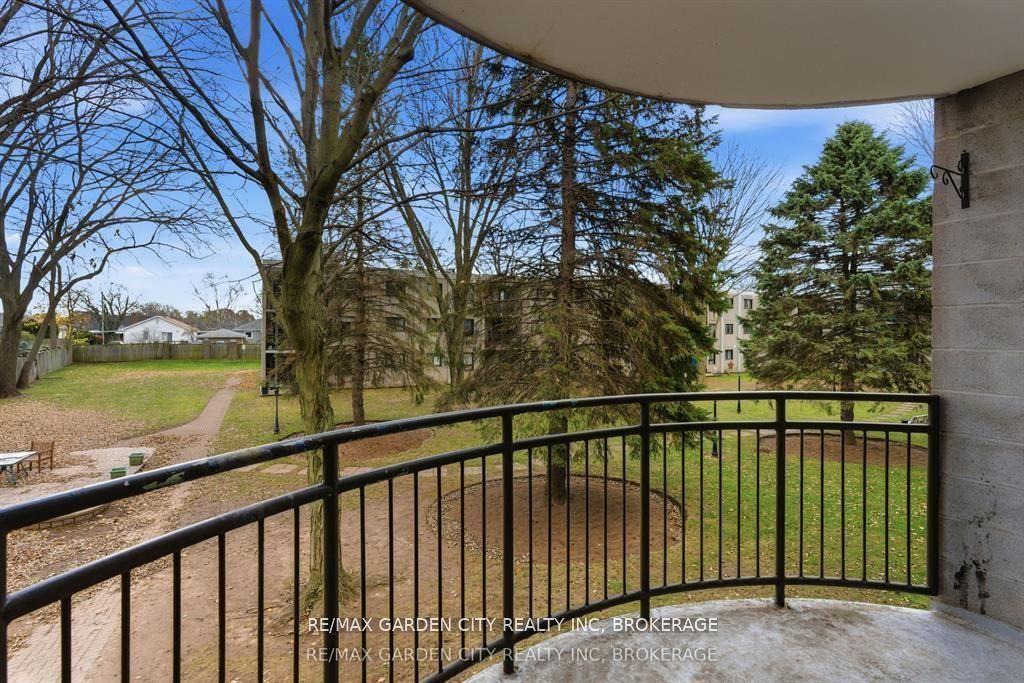 4658 Drummond Rd #230, Niagara Falls, ON L2E 7E1