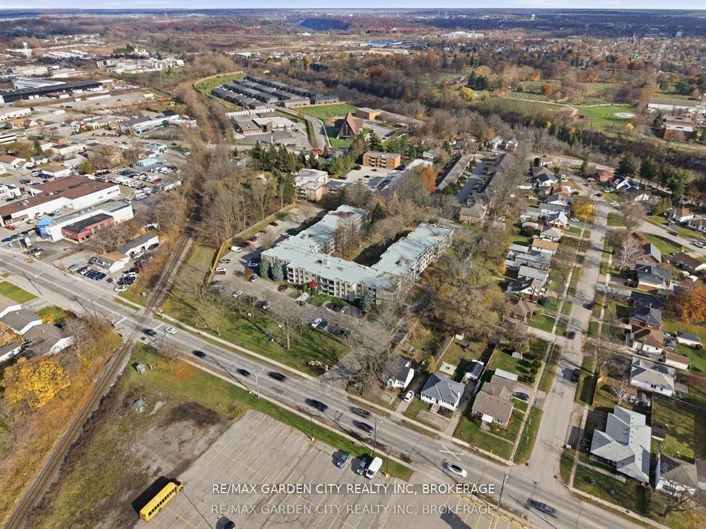 4658 Drummond Rd #230, Niagara Falls, ON L2E 7E1