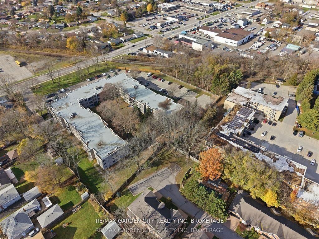 4658 Drummond Rd #230, Niagara Falls, ON L2E 7E1